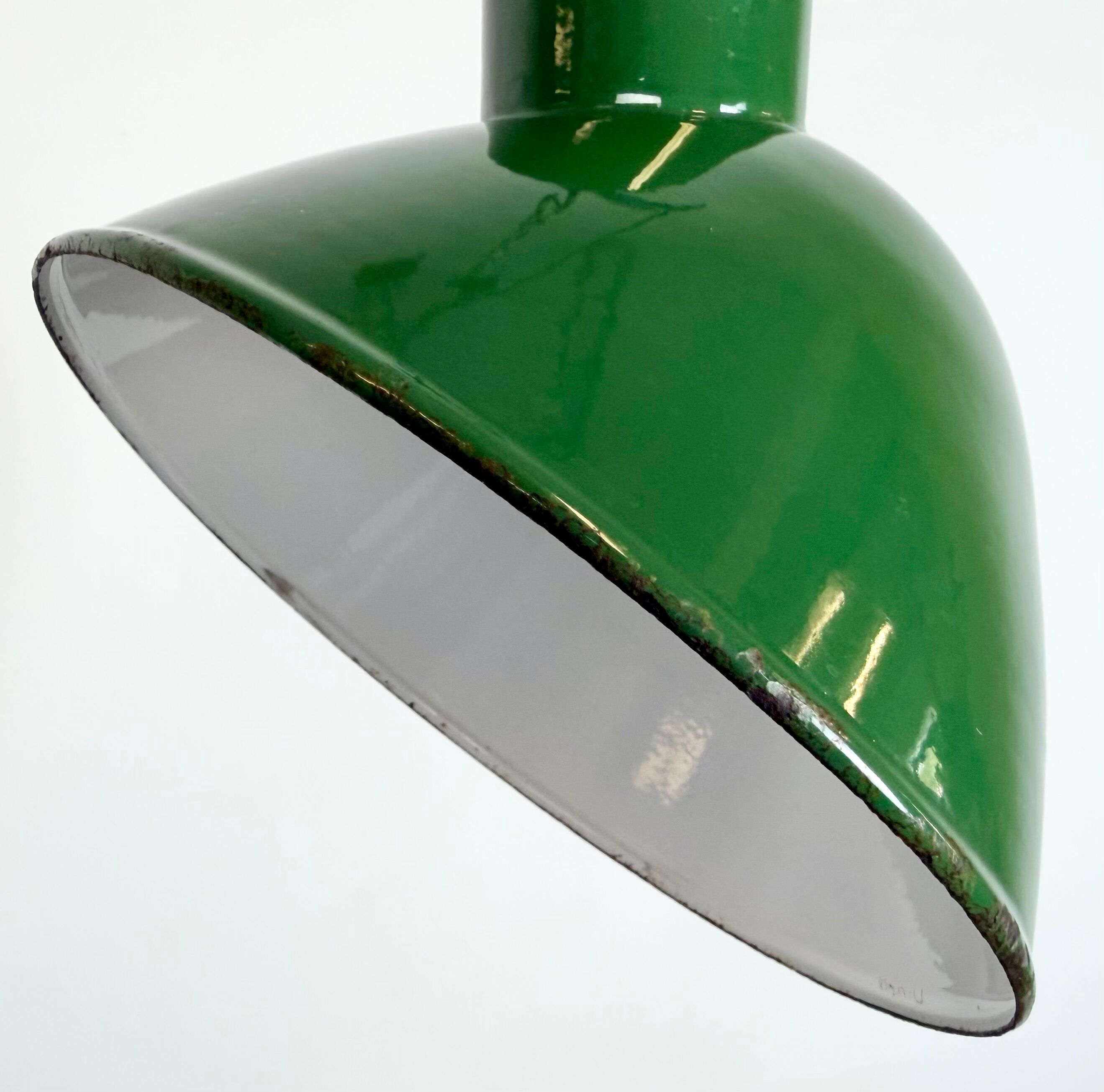 Suspension industrielle en émail vert, années 1960