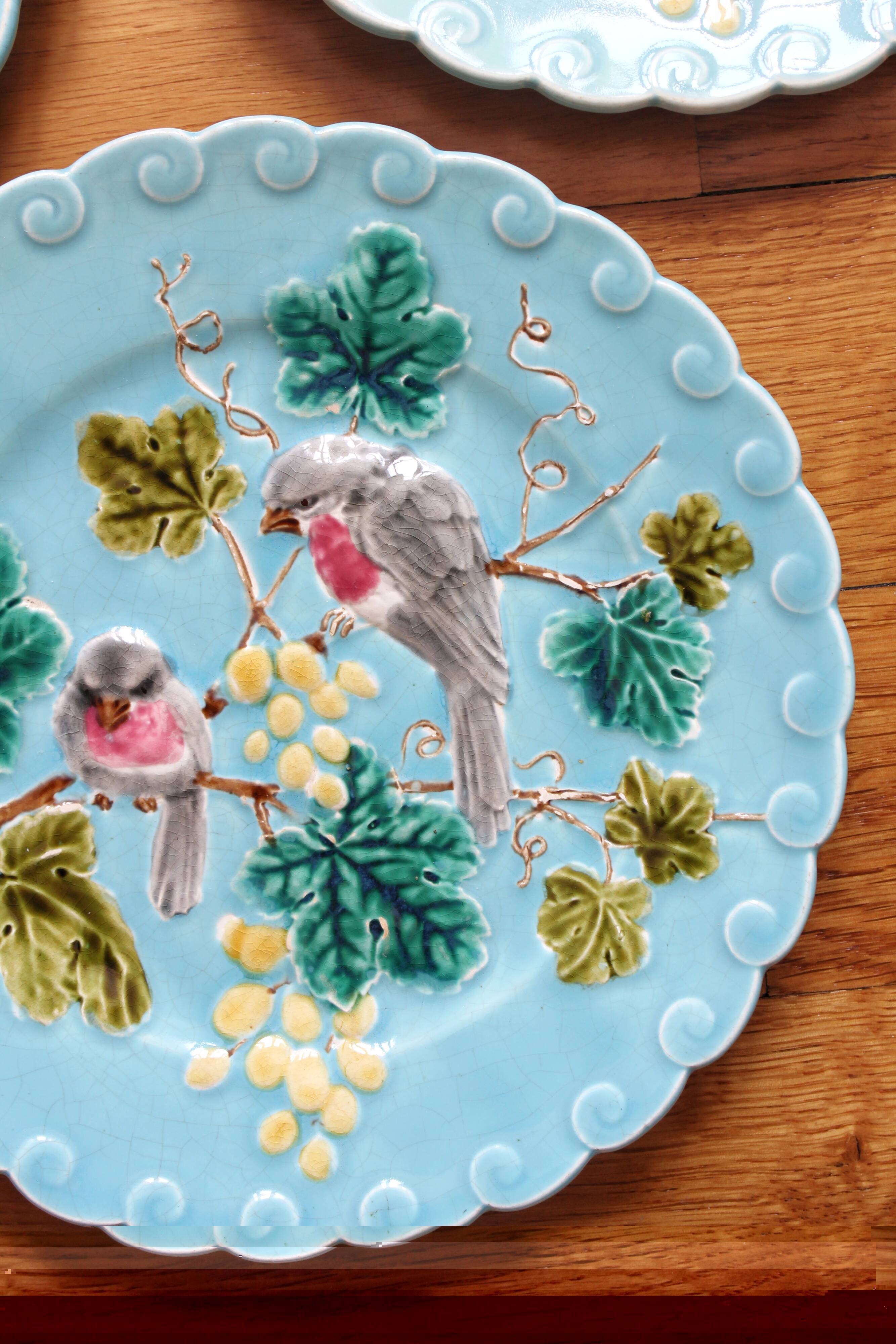3 assiettes en barbotine bleues décor oiseaux Sarreguemines