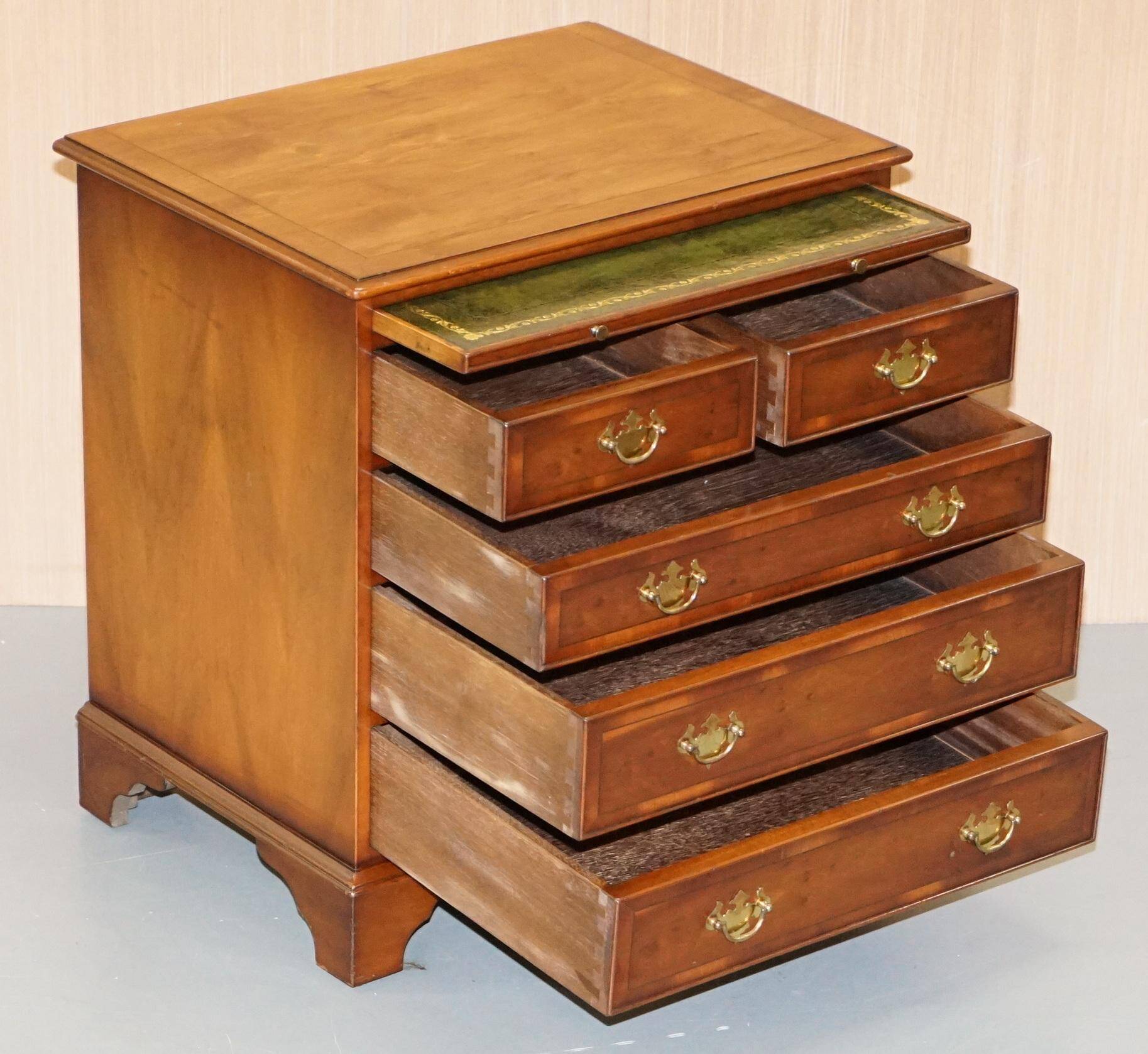 Burr Yew wood commode with leather top in Butler style