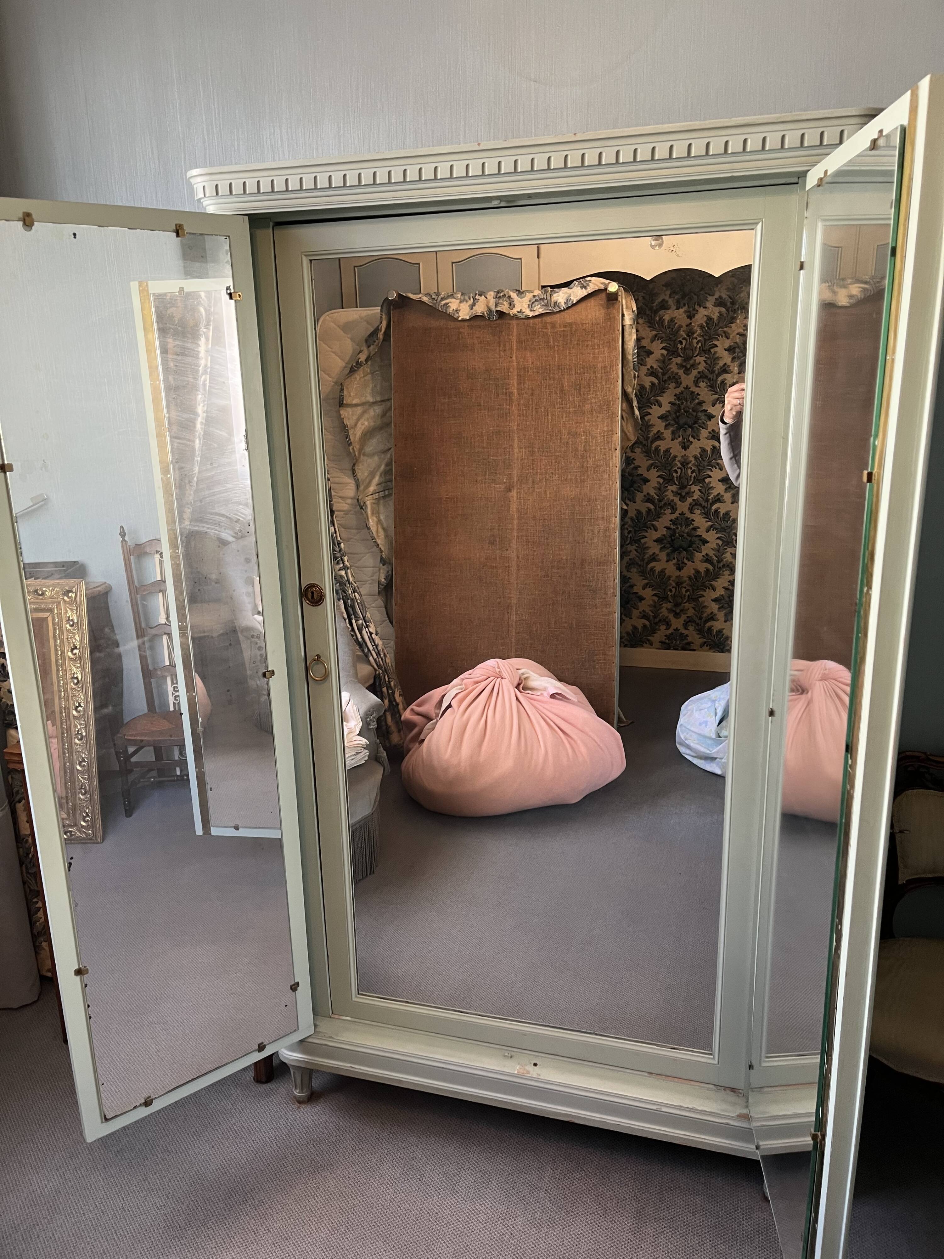 Cabinet 2 doors painted with attributes