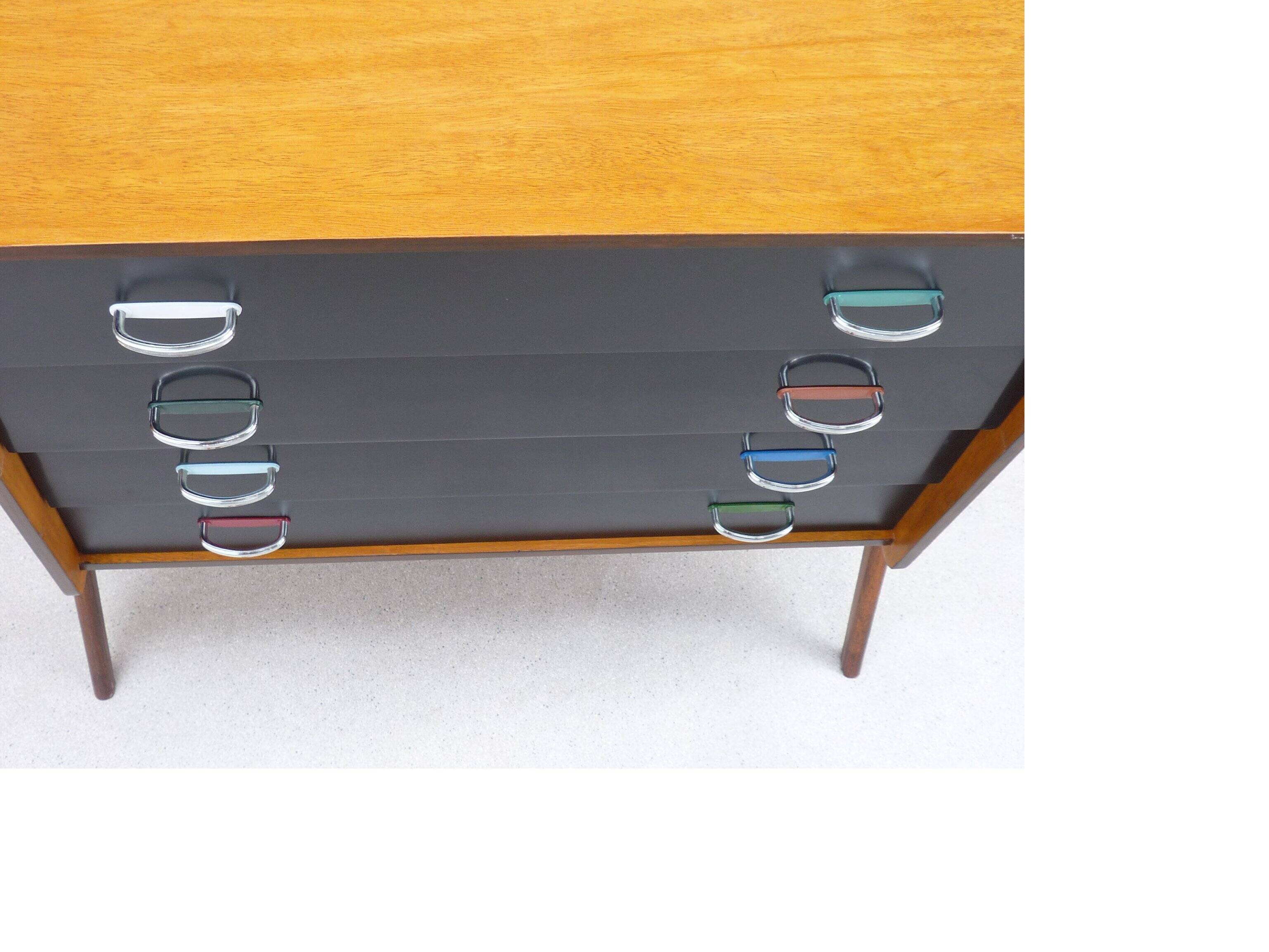 Vintage chest of drawers with 4 drawers