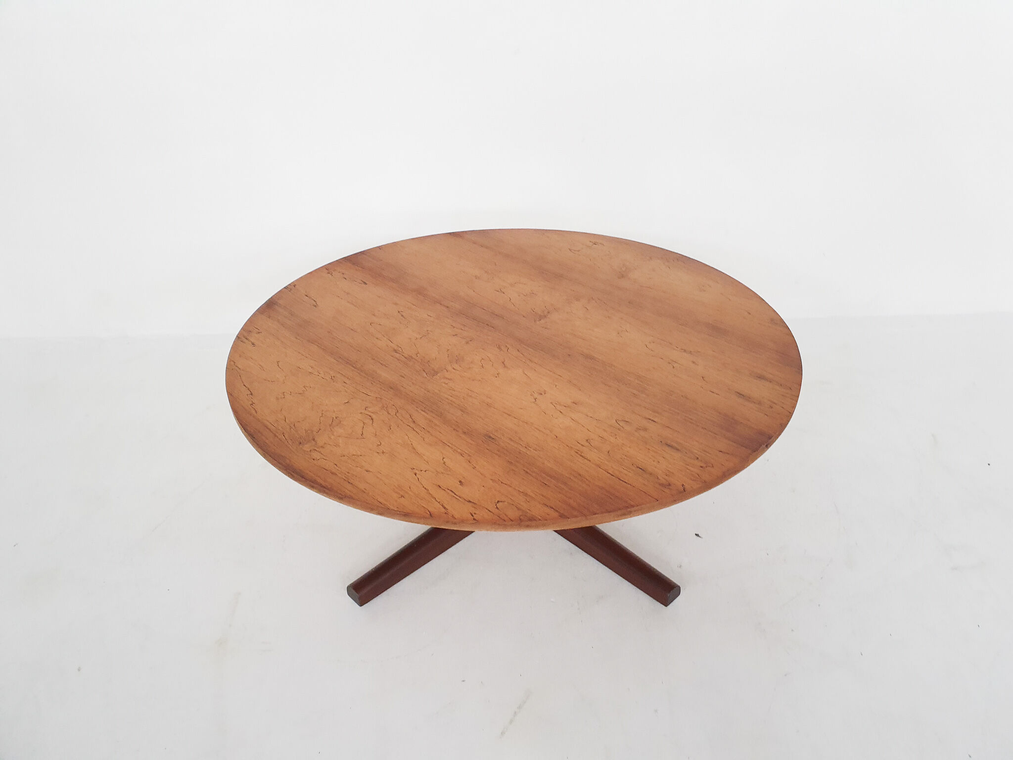 Table basse ronde en placage de bois de rose, années 1960