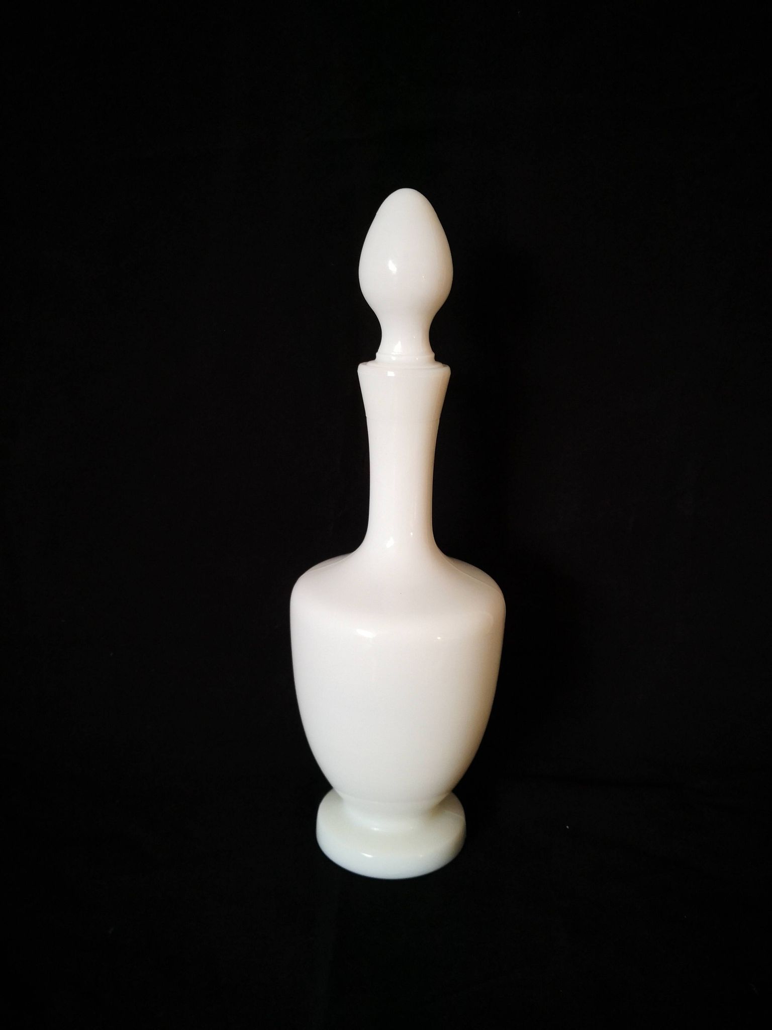 carafe en opaline blanche