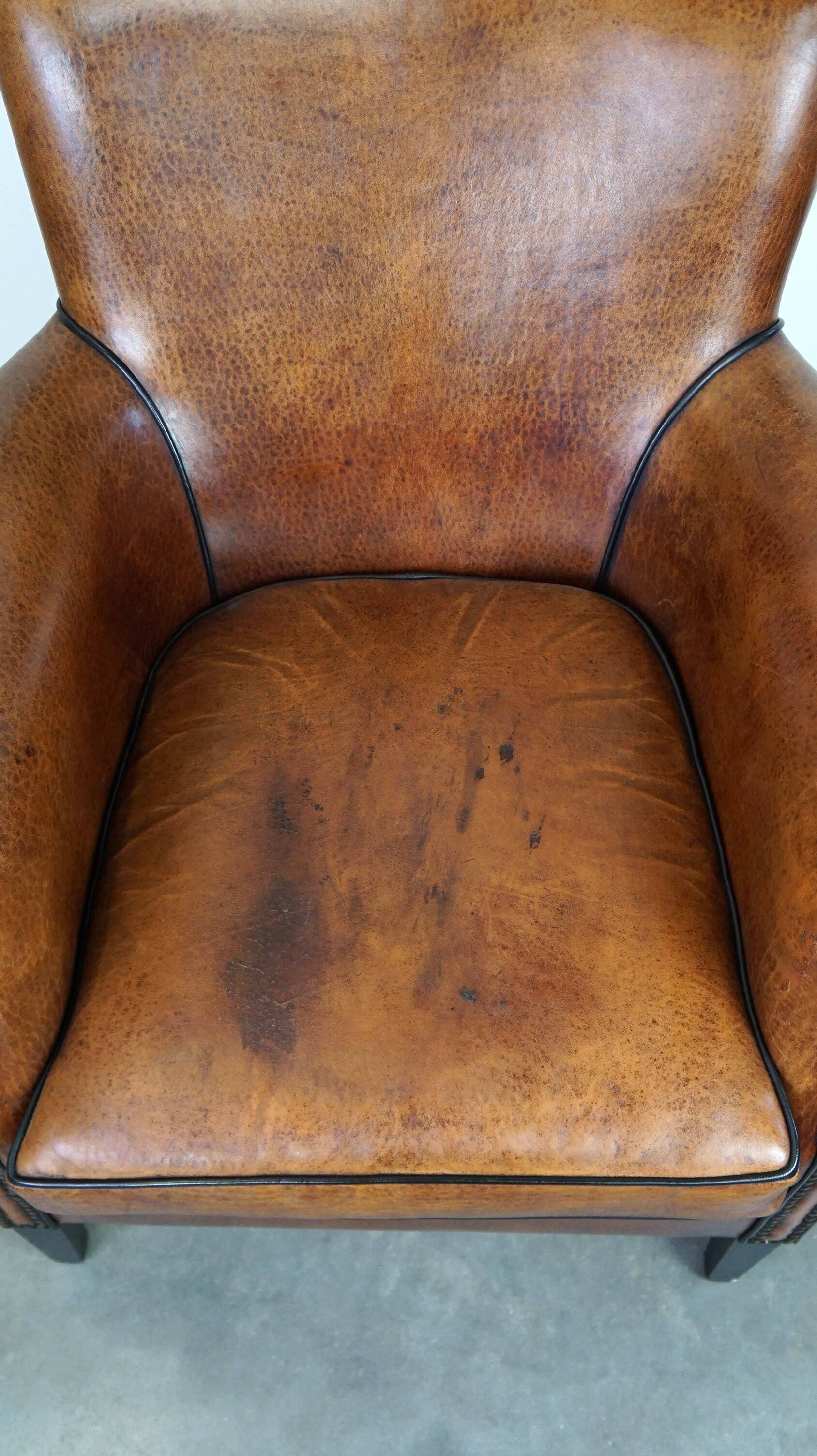 Correct and comfortable sheep leather armchair/armchair with a beautiful finish