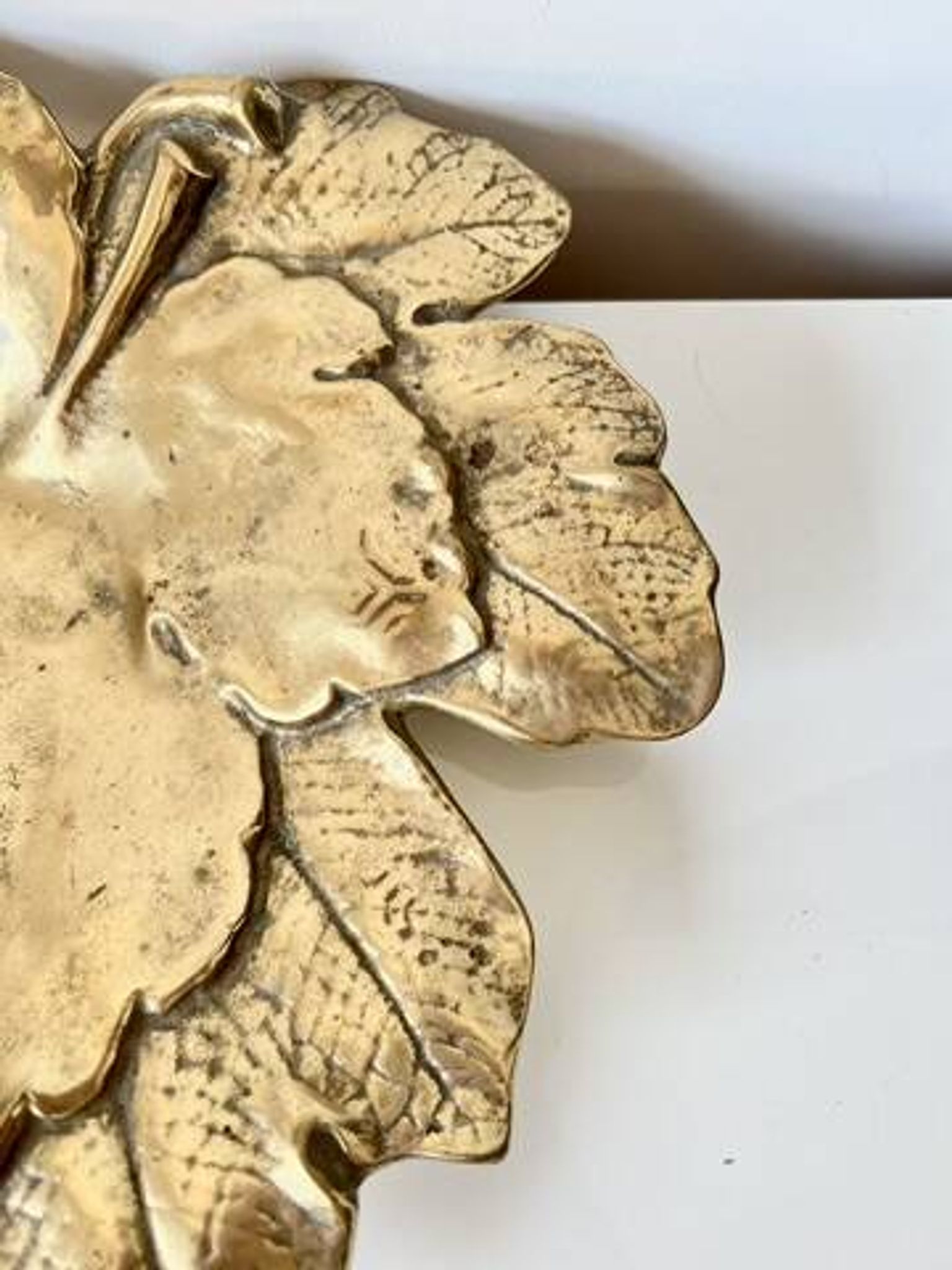Plat décoratif en forme de feuille – Bronze doré – Début XXᵉ siècle