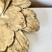 Plat décoratif en forme de feuille – Bronze doré – Début XXᵉ siècle