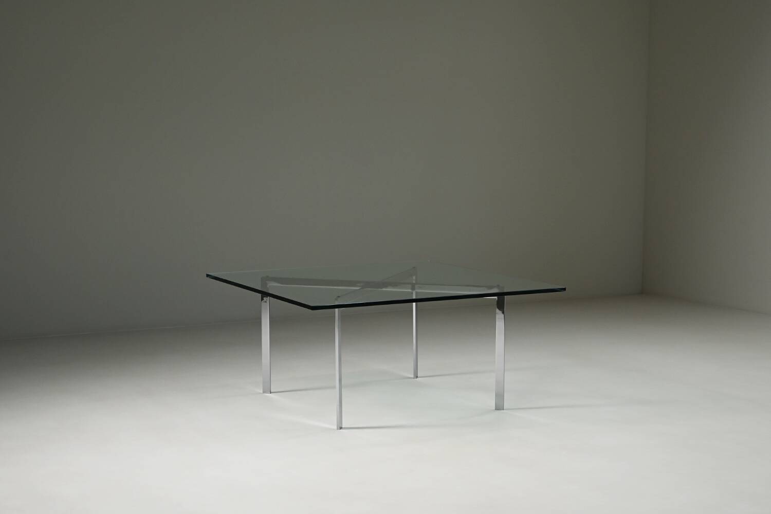 Table basse Original Barcelona par Ludwig Mies van der Rohe pour Knoll, 1920