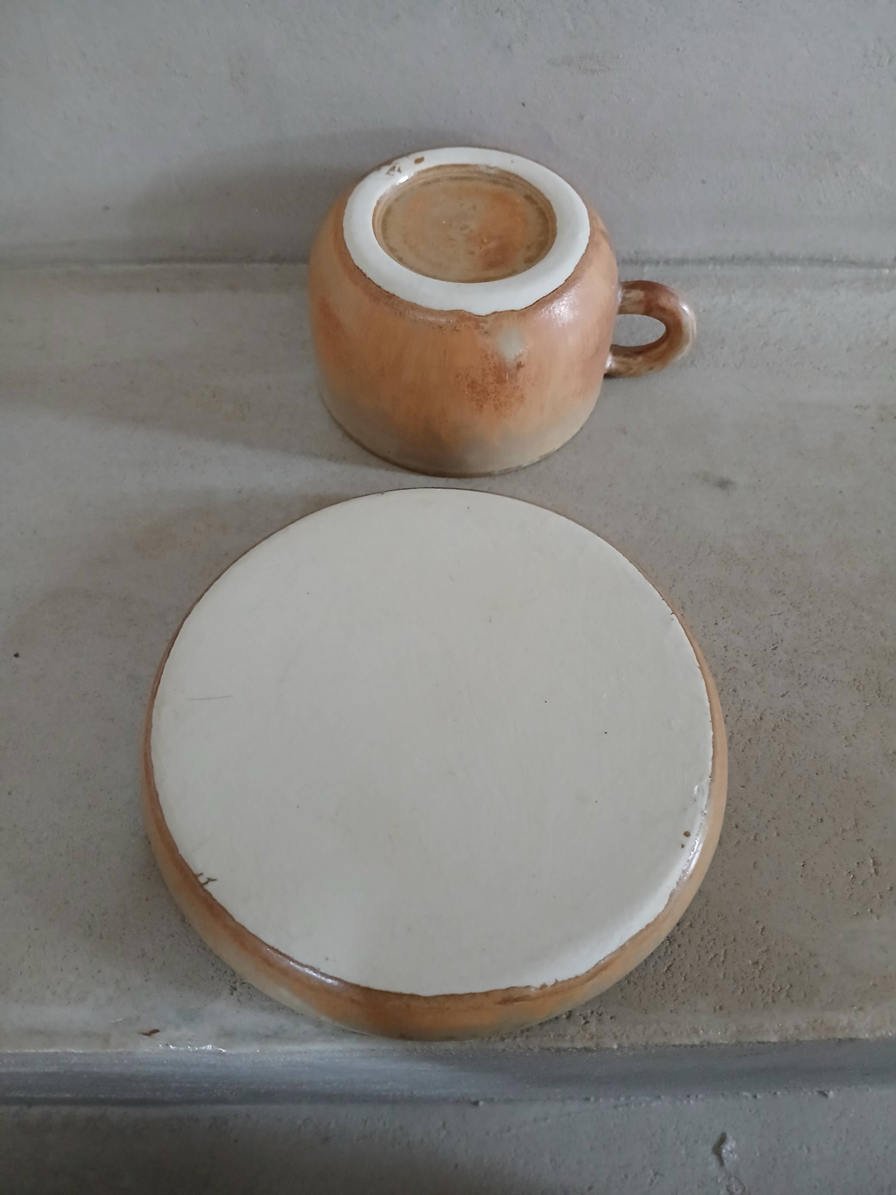 8 tasses anciennes avec soucoupes en grès