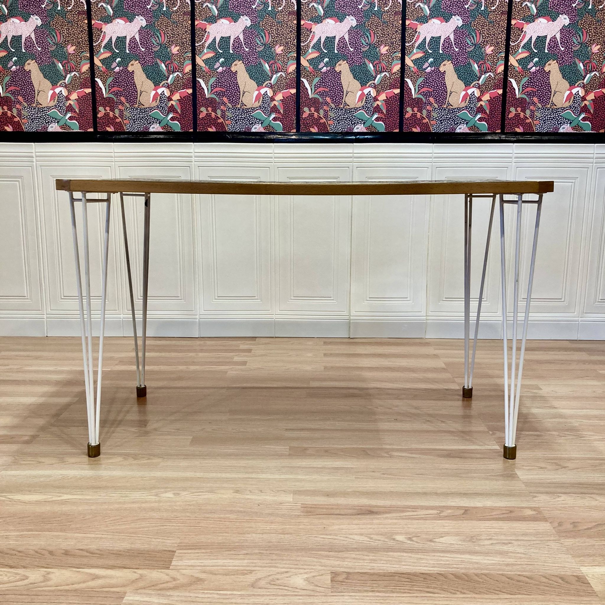 Table à manger design et estampille scandinave "1950".