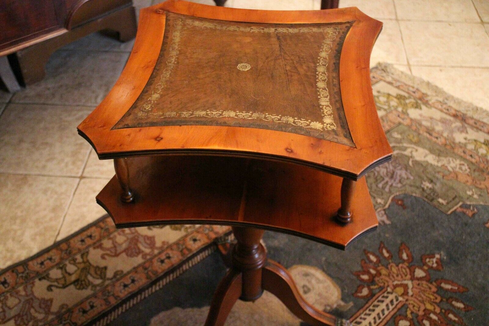 Pedestal table on two levels end of sofa base English style claws