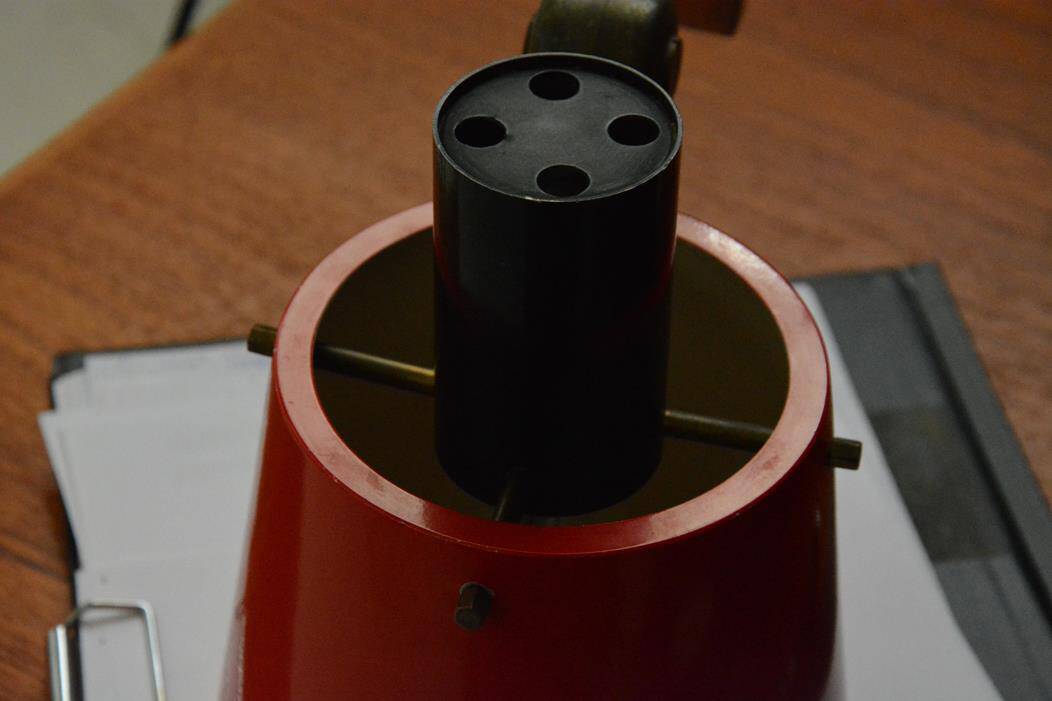 Old and rare Stilnovo wall light, red and black lacquered metal and brass With period label