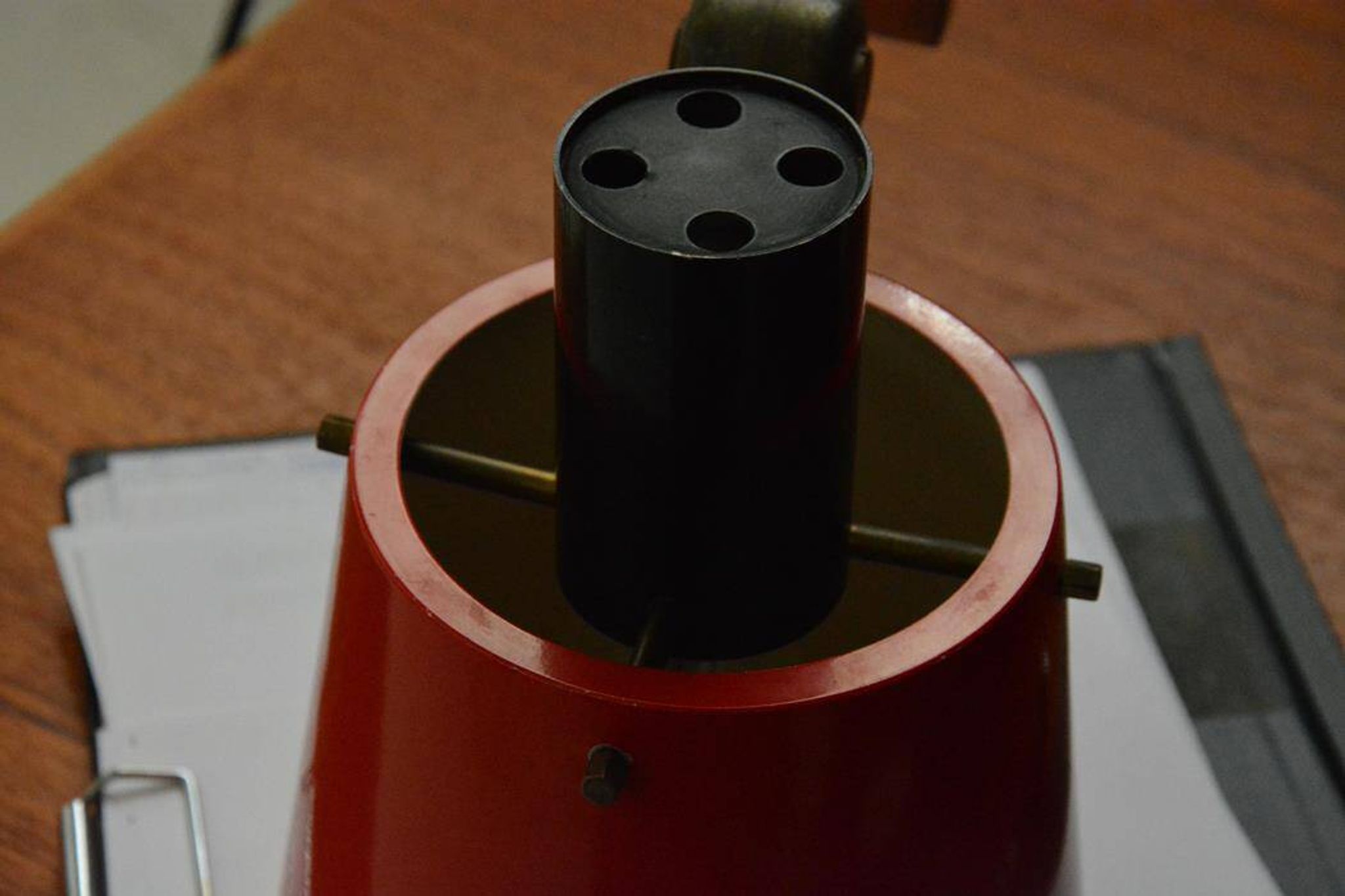 Old and rare Stilnovo wall light, red and black lacquered metal and brass With period label