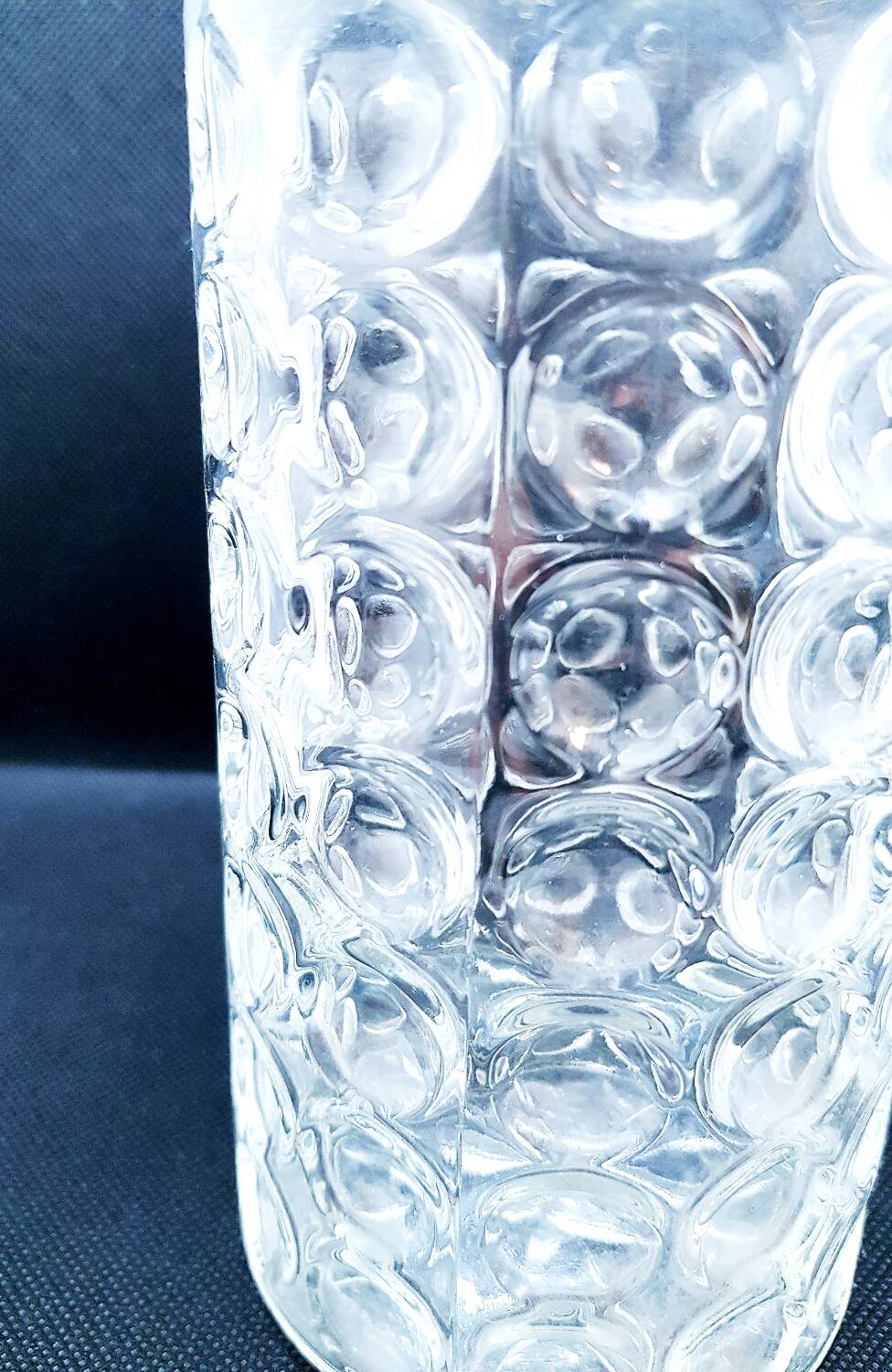 Carafe sphérique en verre taillé