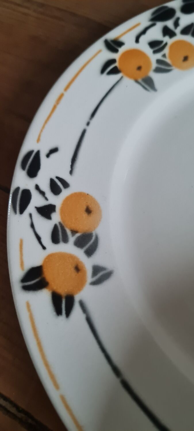 Service of 7 plates in earthenware