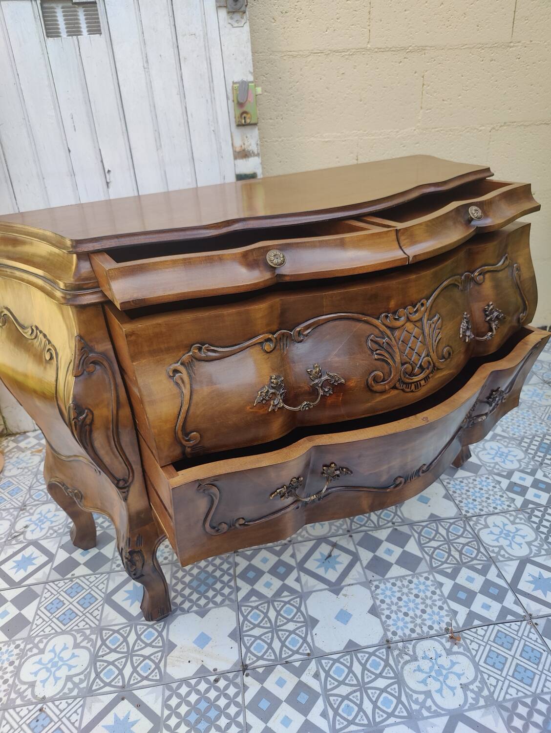 Tomb-shaped chest of drawers in perfect condition