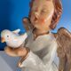 Ange decoratif avec oiseau
