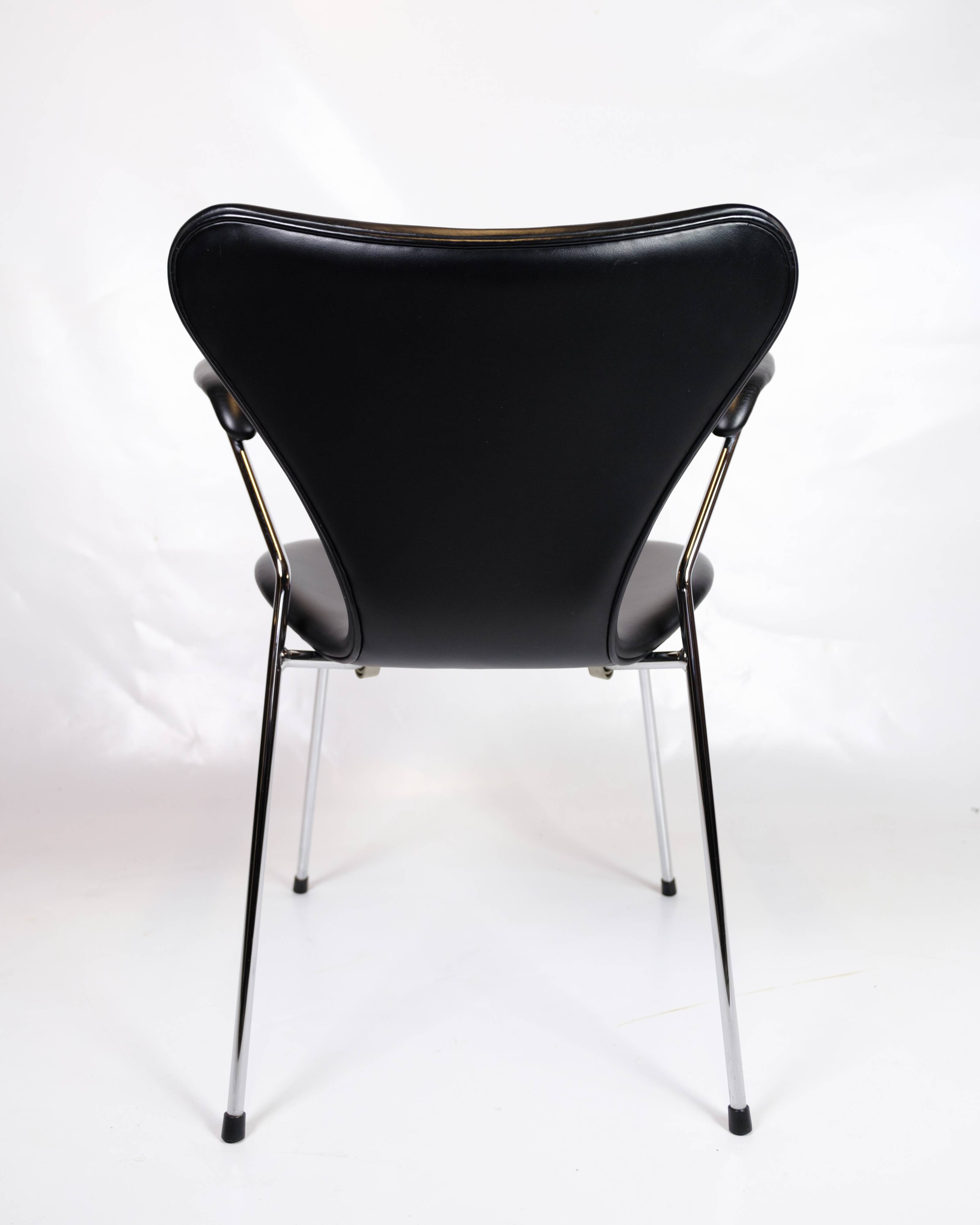 Seven Chair With Arms Model 3207 Made In Black Leather By Arne Jacobsen For Fritz Hansen