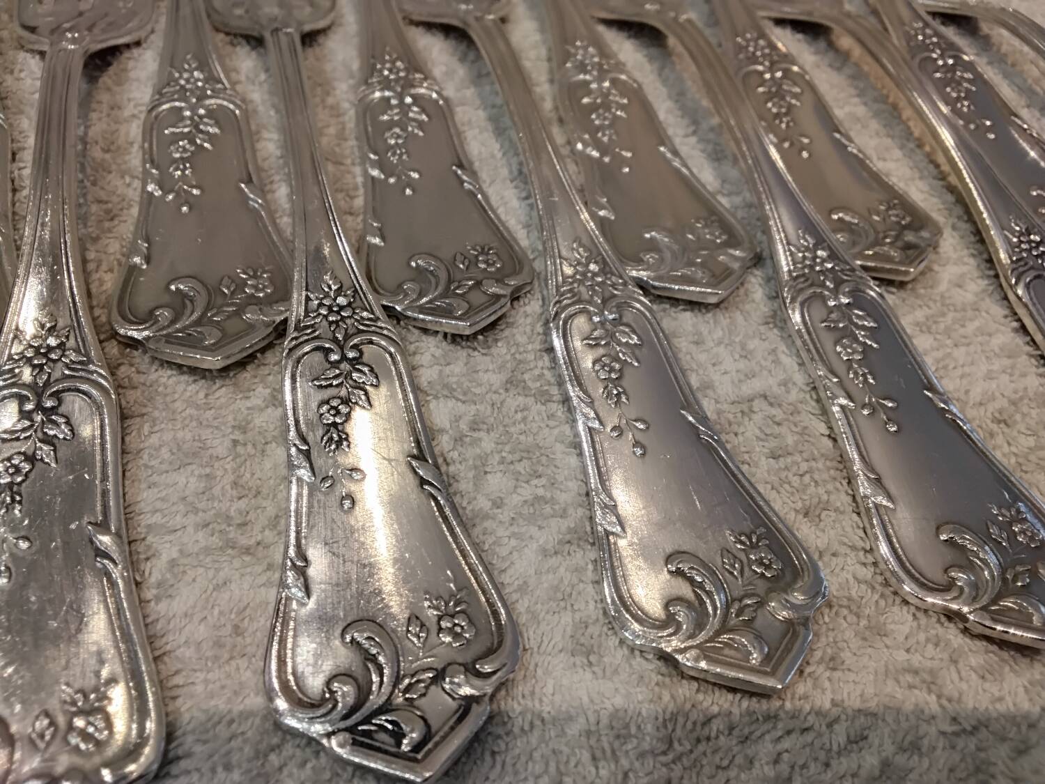 12 silver-plated metal table forks by Boulenger in the Louis XV style, demi-rich.