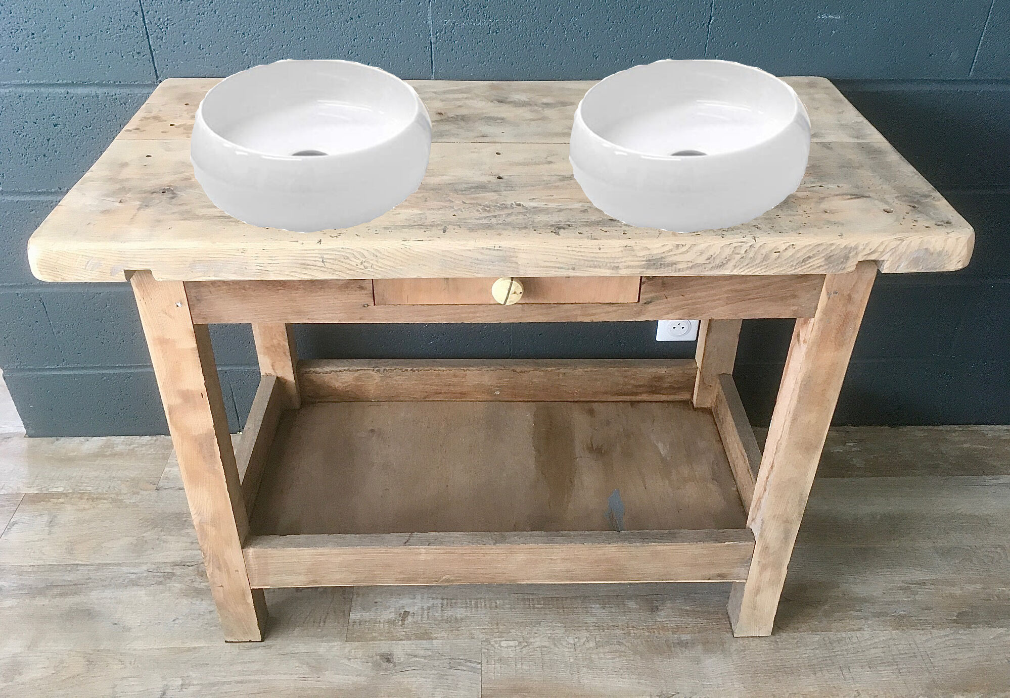 Workbench made of light wood