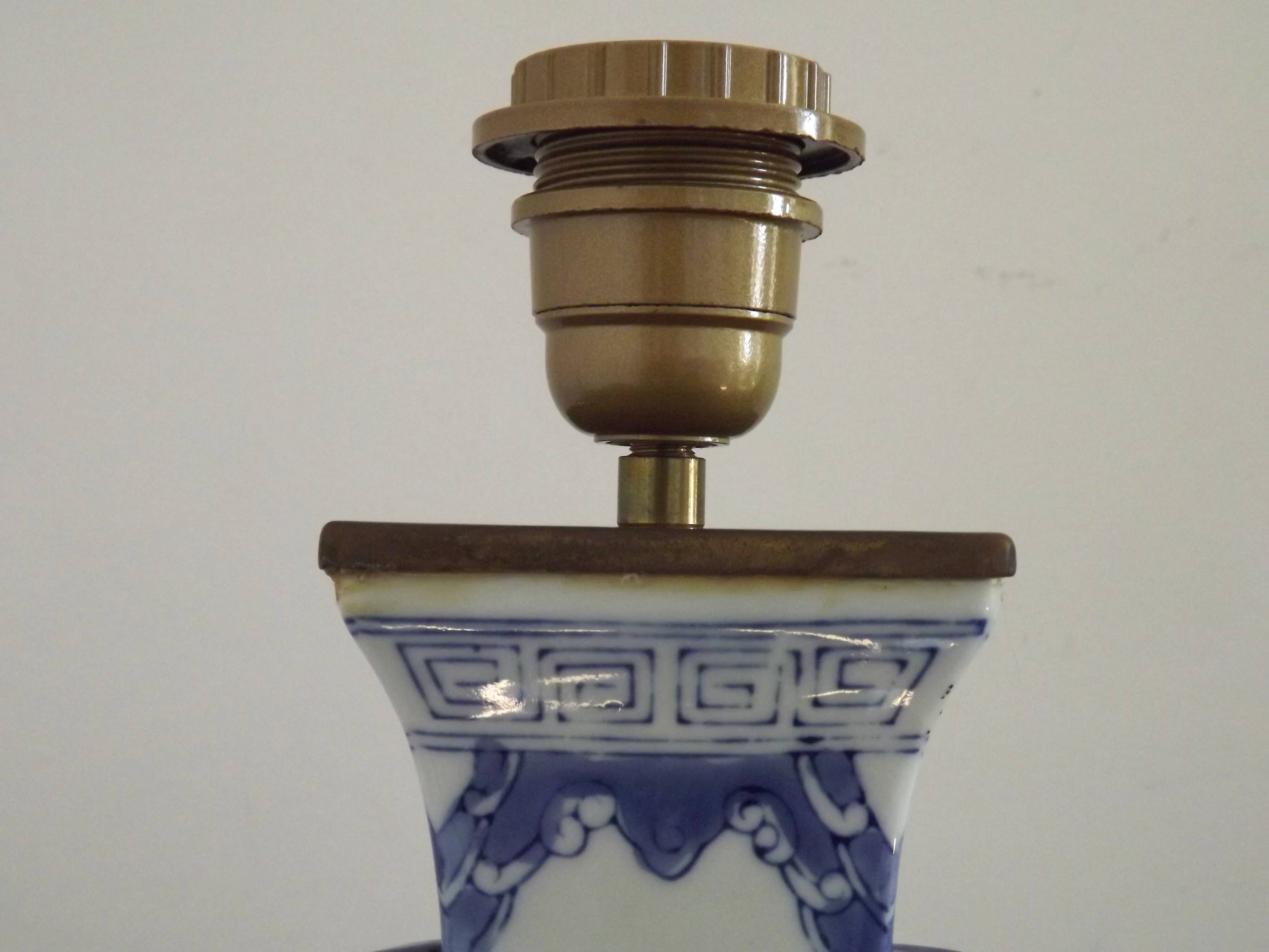 Pied de lampe vintage en porcelaine chinoise à décor d'oiseaux et poignées en lion