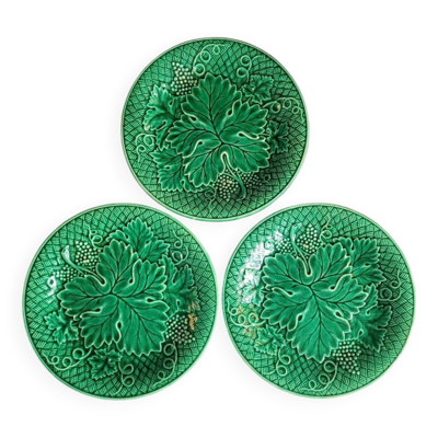 Trois assiettes en barbotine verte
