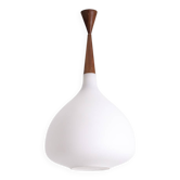 Suspension en verre opalin blanc et acajou blond. Années 1960.