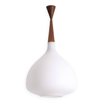 Suspension en verre opalin blanc et acajou blond. Années 1960.