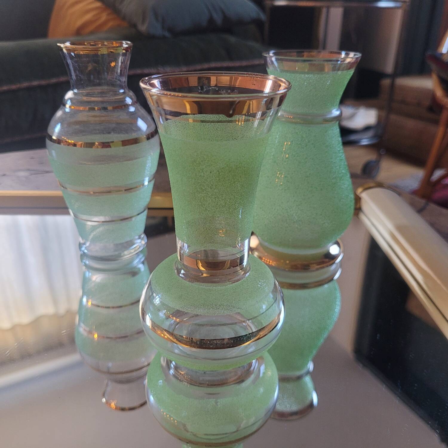 Trio de vases rétro – verre granité vert & doré (années 50/60)
