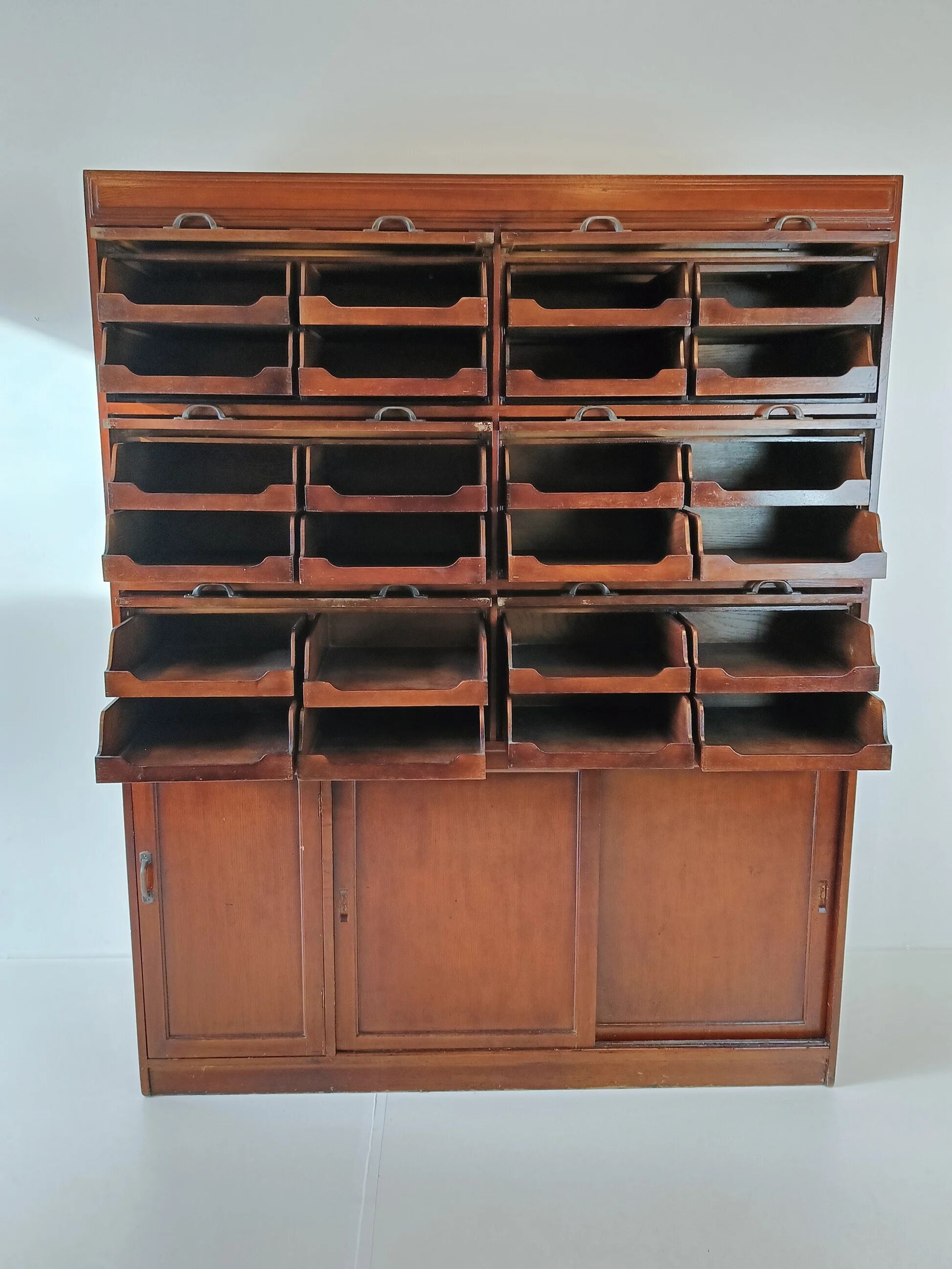 English display mahogany cabinet around 1910