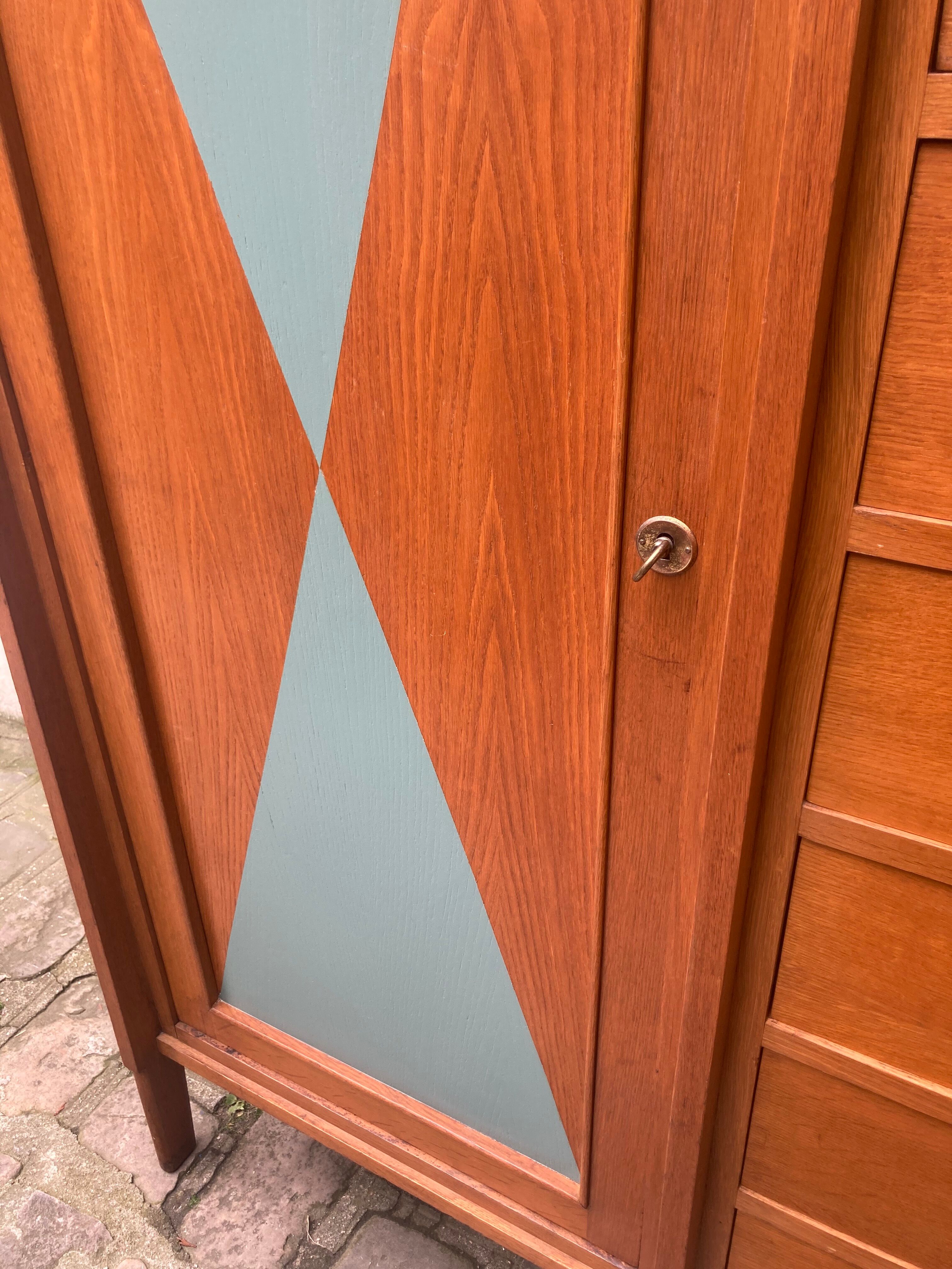 Asymmetrical cabinet