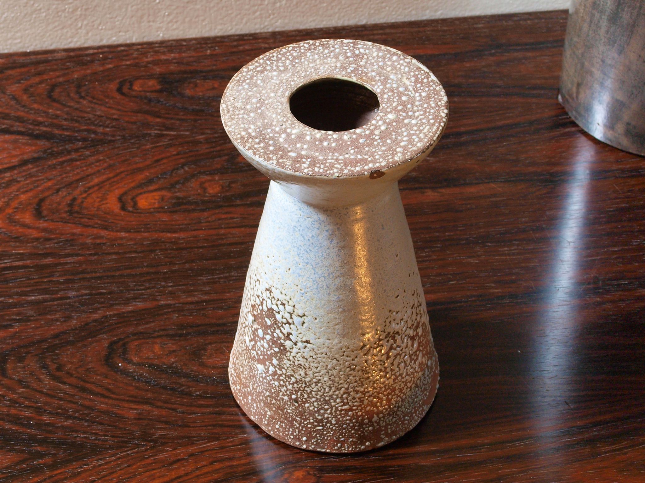Vase diabolo brutaliste de Joël Baudoin, années 60