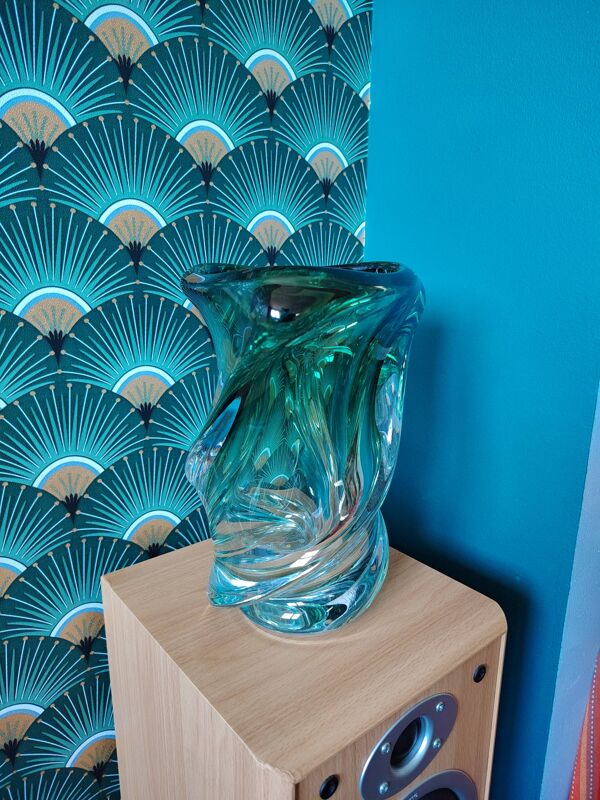Vase monumental en cristal torsadé vert émeraude signé Val Saint Lambert