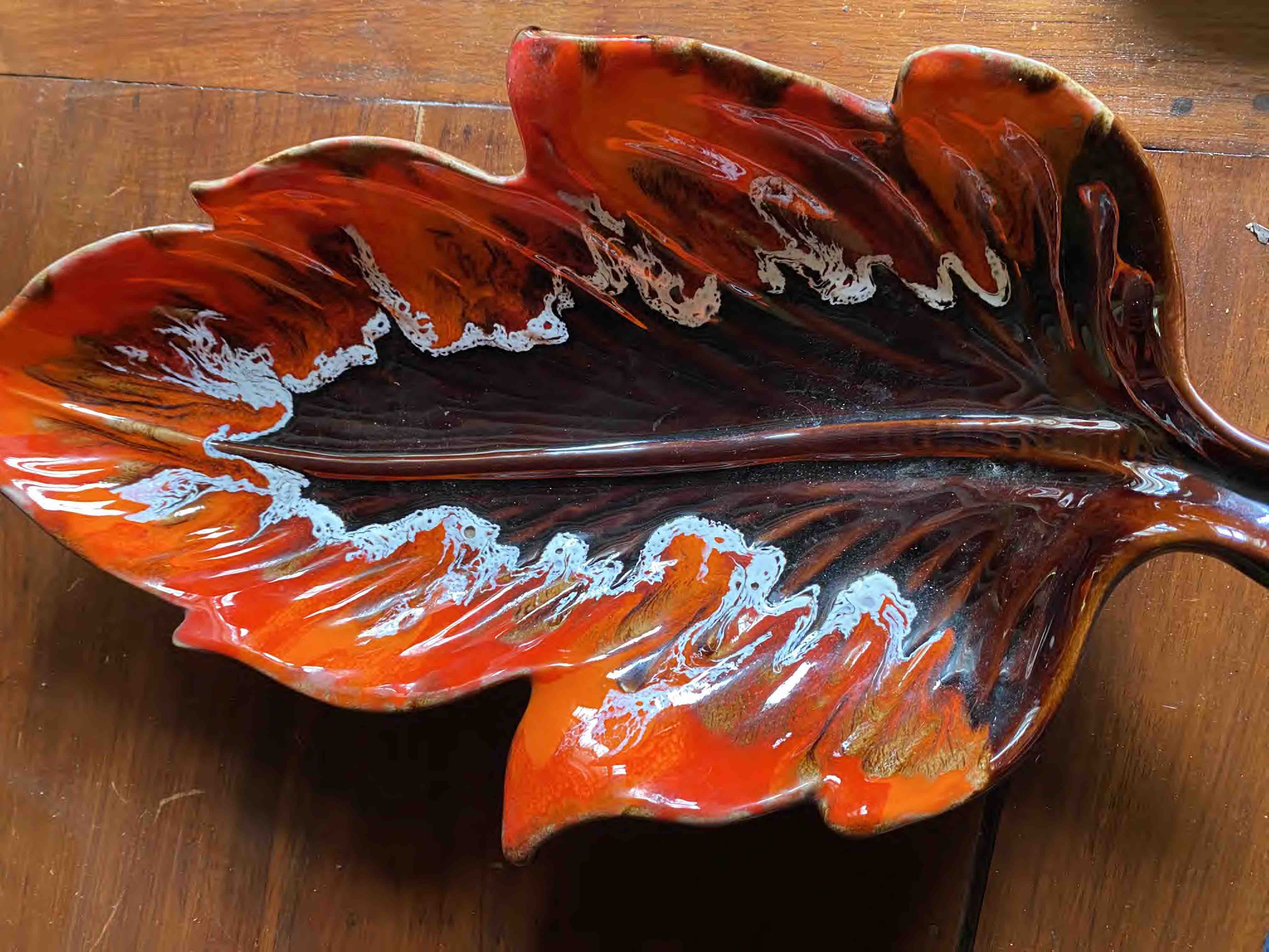 Coupe Vallauris feuille rouge marron