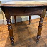 Table with oval shutter in walnut foot turned