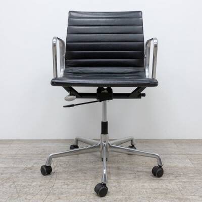 Vitra Aluminum Chair EA 118
