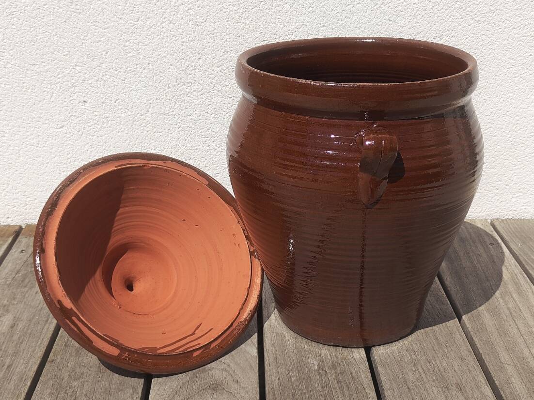 Large glazed terracotta jar, cognac colour with its lid.