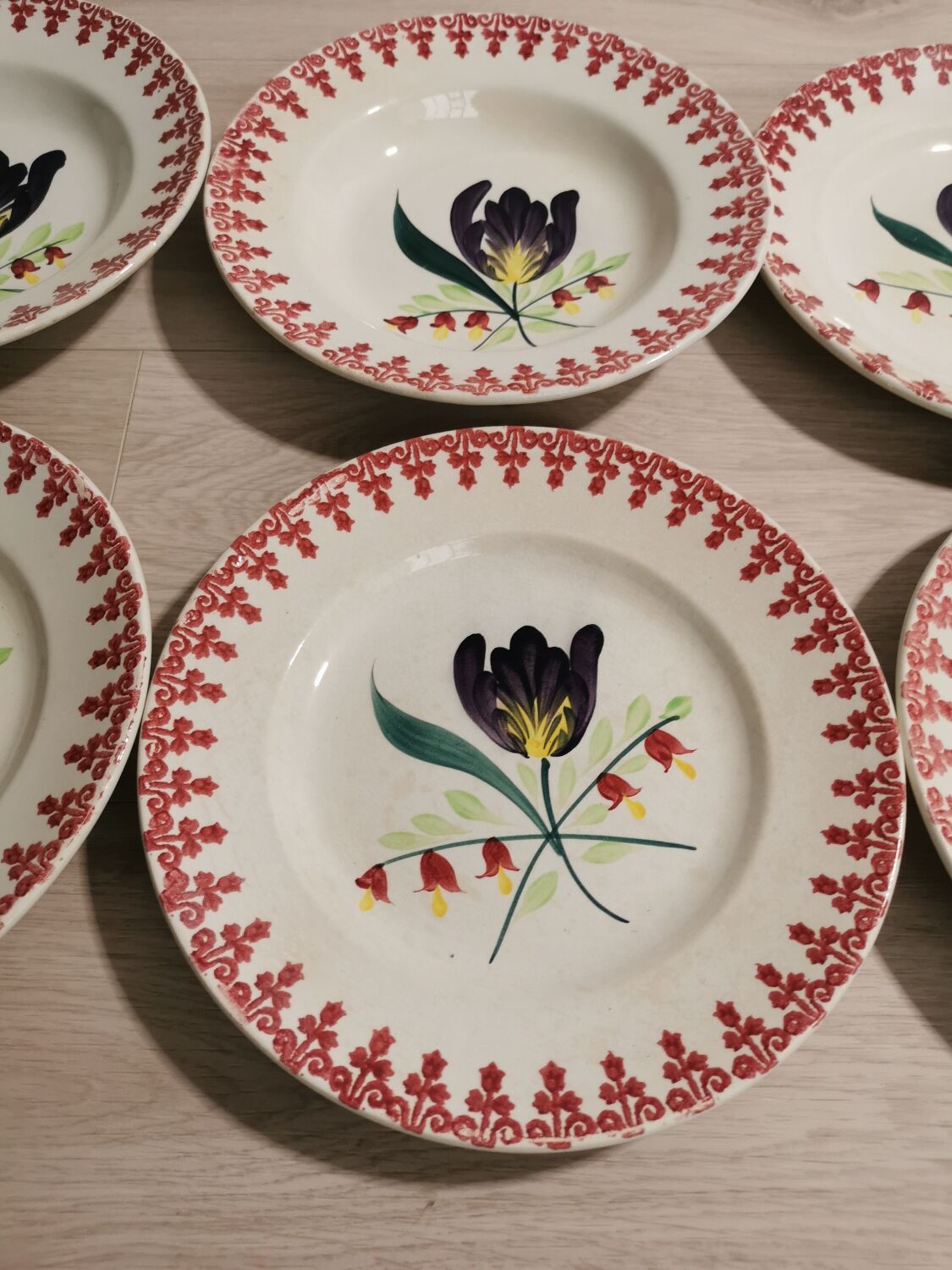 Assiettes anciennes fleuries, Moulin des loups