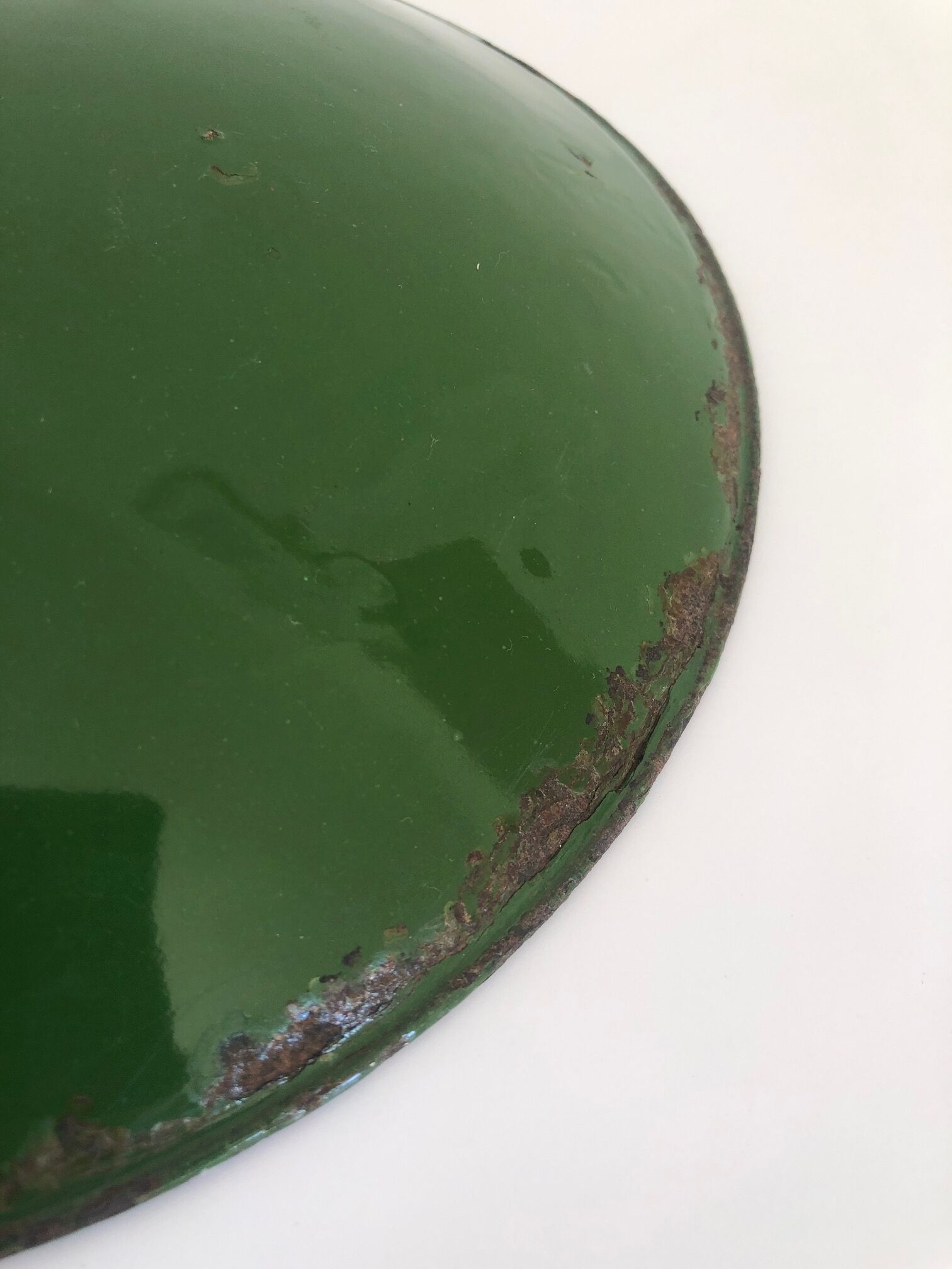 Enamelled green bowl suspension
