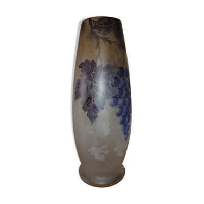 Vase Art nouveau en verre gravé à l’acide, décor vigne, signé Prios