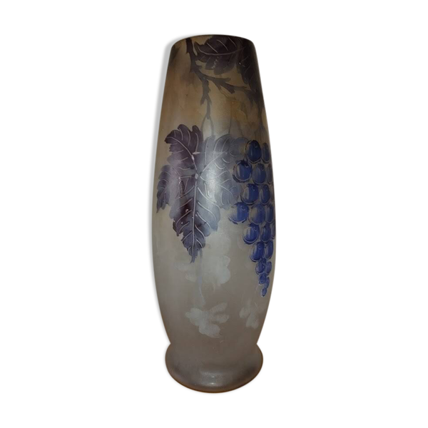 Vase Art nouveau en verre gravé à l’acide, décor vigne, signé Prios