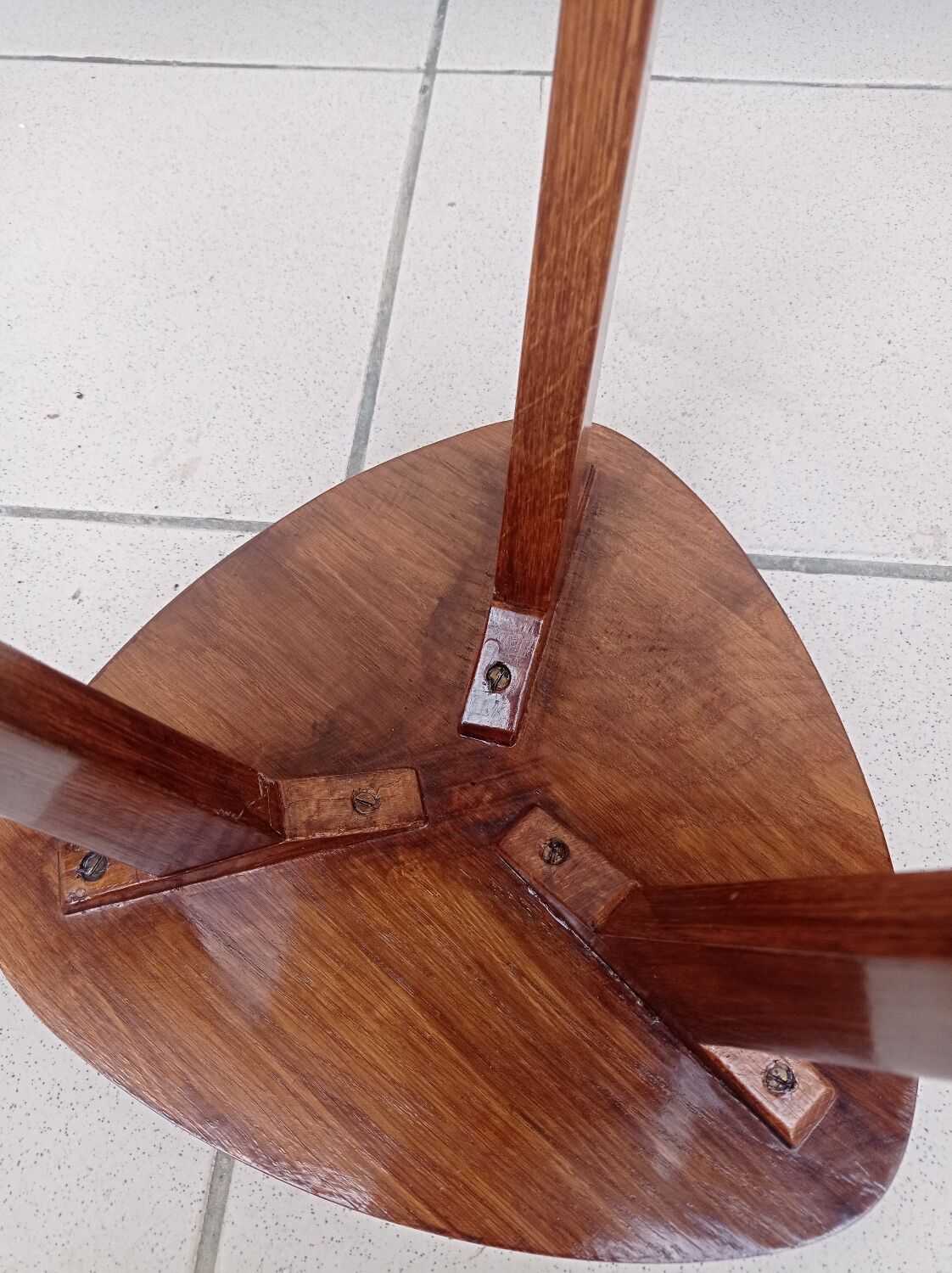 Tripod table