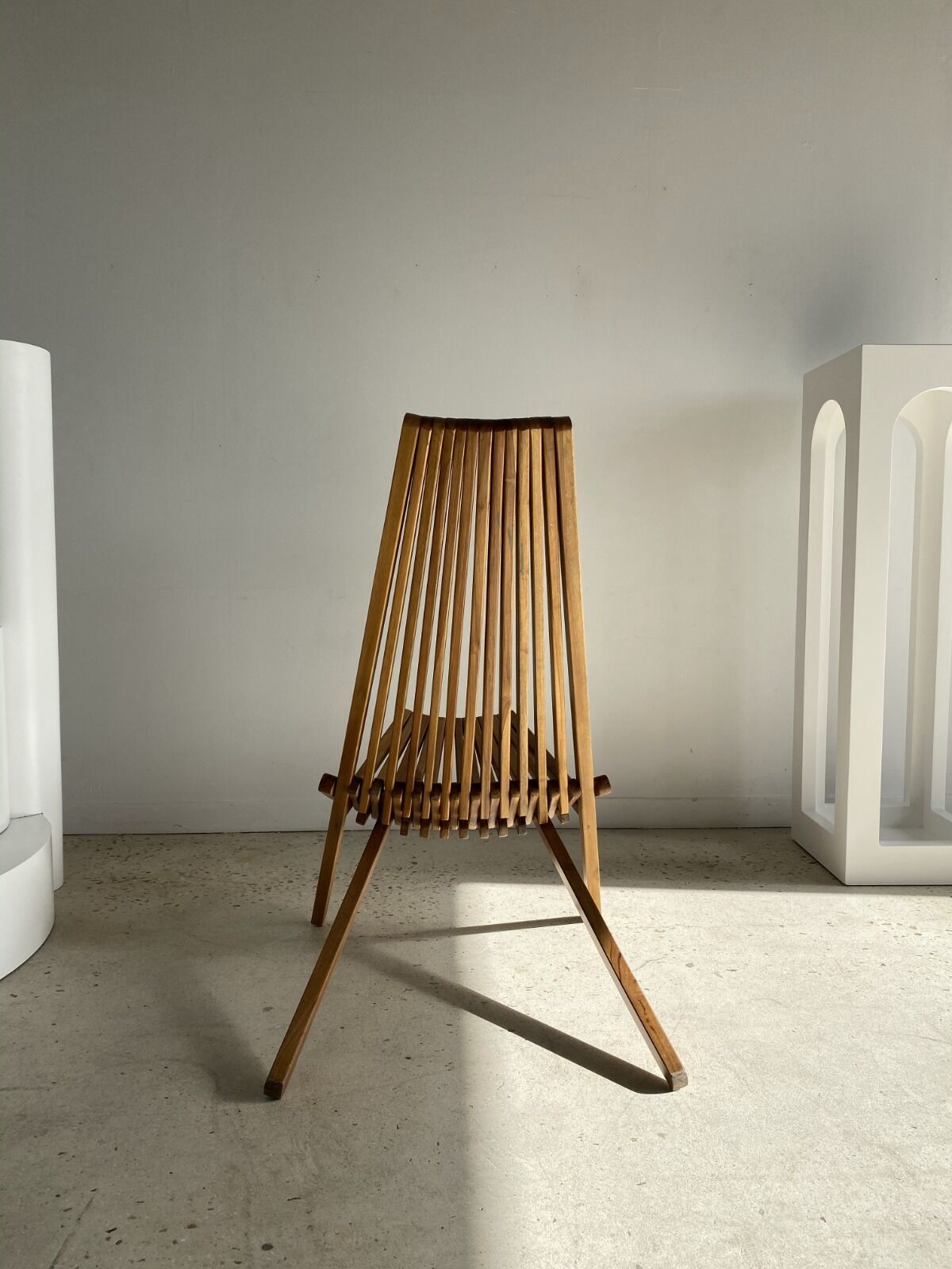 Foldable designer armchair in wooden slats