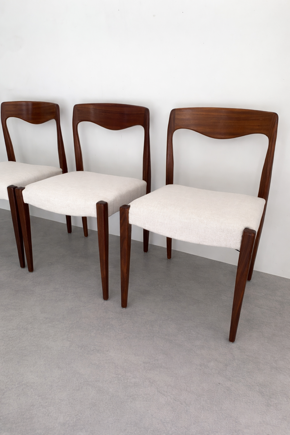 Set of 4 Scandinavian chairs in teak and fabric.