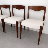 Set of 4 Scandinavian chairs in teak and fabric.