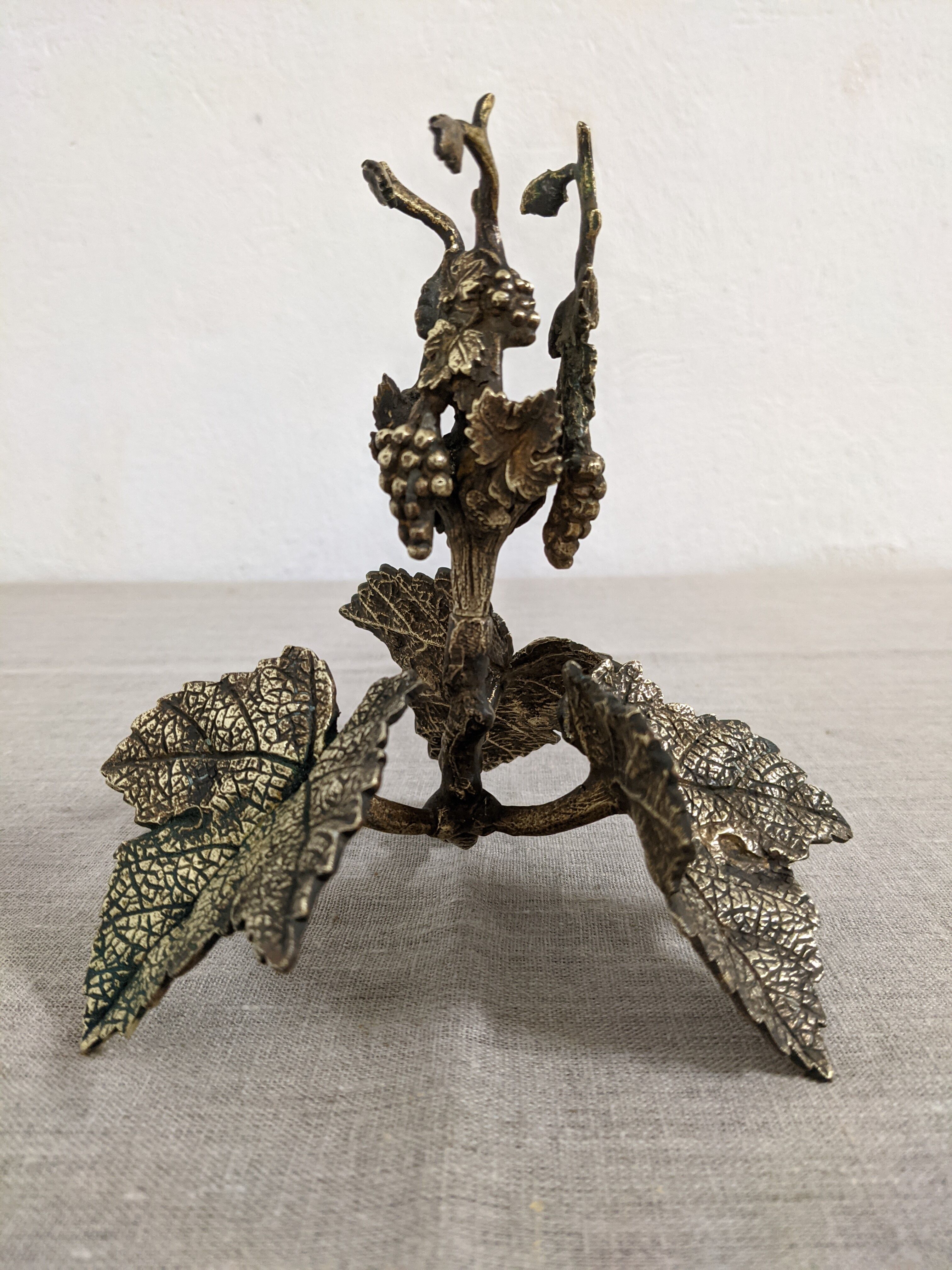 Bougeoir en bronze à décor naturaliste