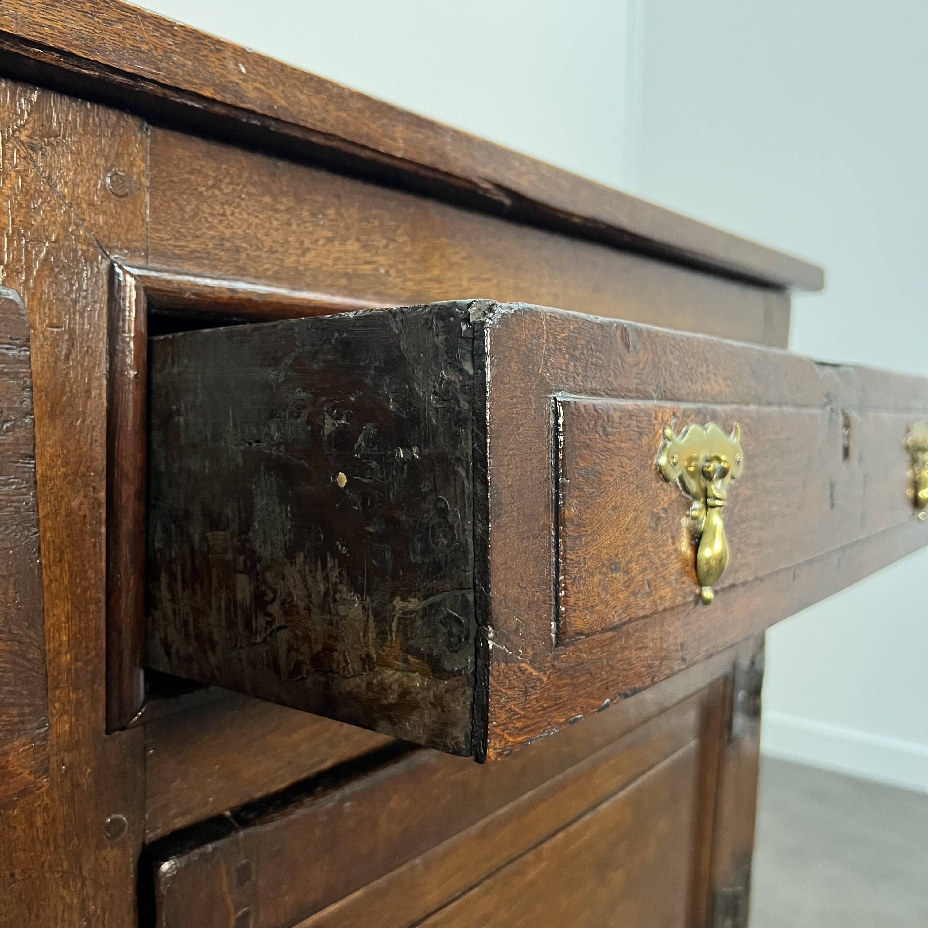 Large English sideboard, dresser, solid oak buffet George II 18th century.