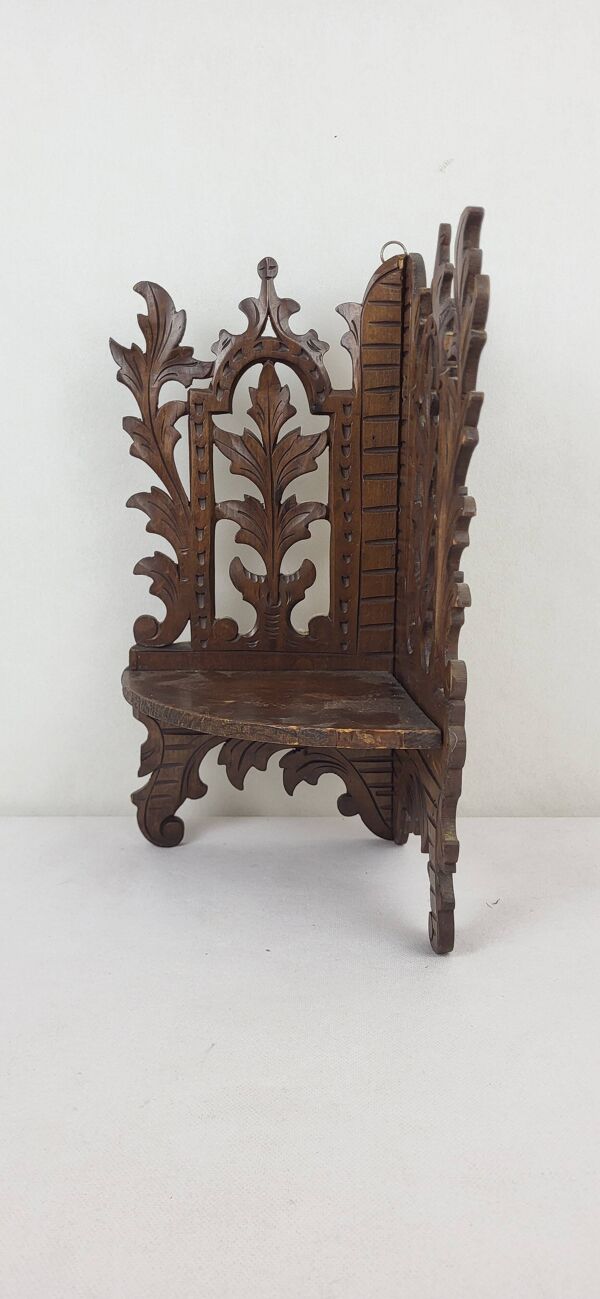 Etagère d'angle en bois sculpté
