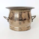 Vintage round cache-pot in hammered brass with decorative handles and patina.
