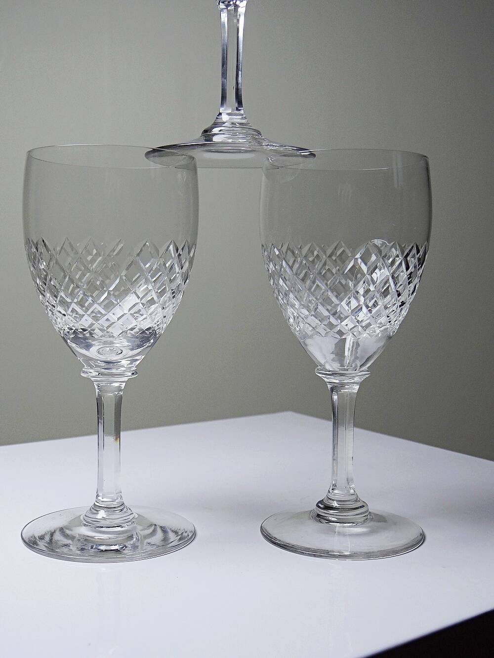 Set of three fine crystal port or aperitif glasses, Saint-Louis style.