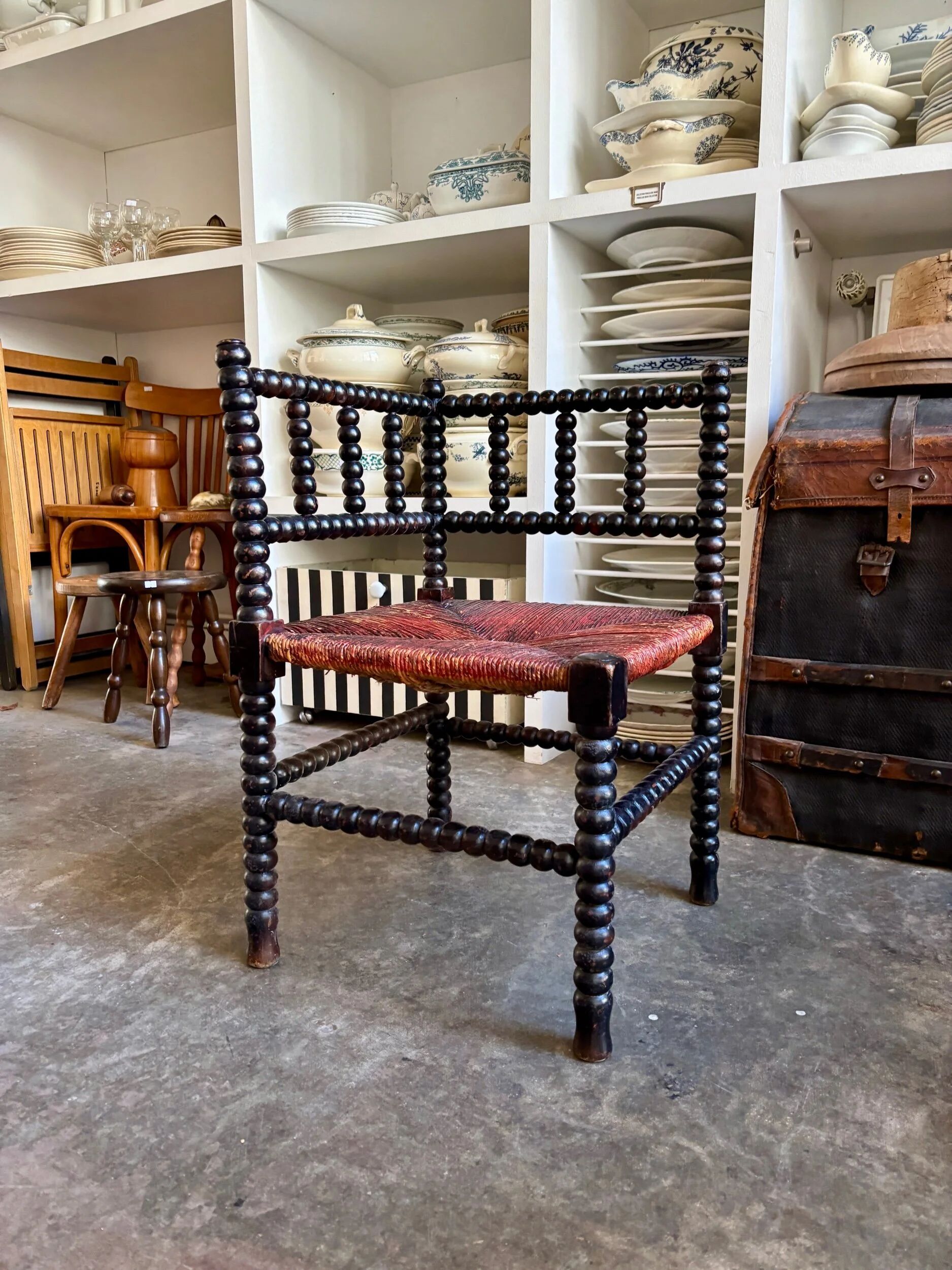 Corner chair in turned black wood and straw